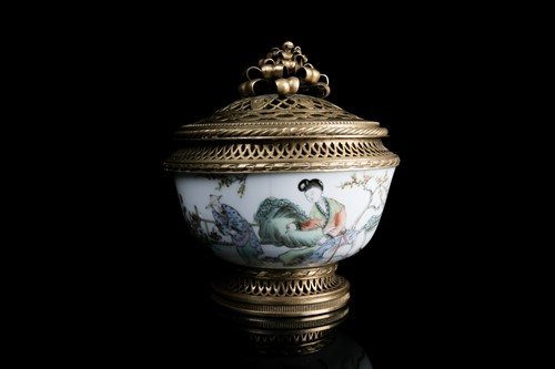 Lot 40 - An early 20th century Chinese Famille rose...
