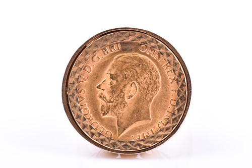 Lot 600 - A 9ct yellow gold half sovereign ring, in...