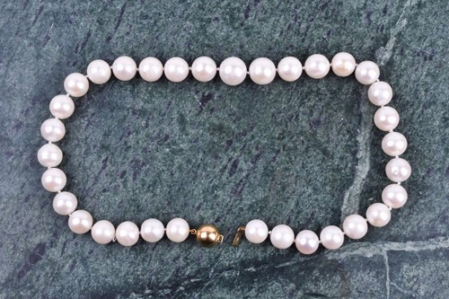 Lot 622 - A freshwater pearl necklace, comprised of...