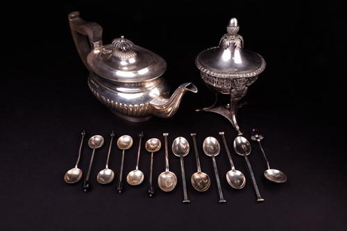 Lot 558 - A George V silver teapot, Sheffield 1912 by W....