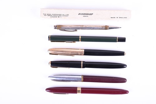 Lot 473 - A collection of pens, comprising a Parker...