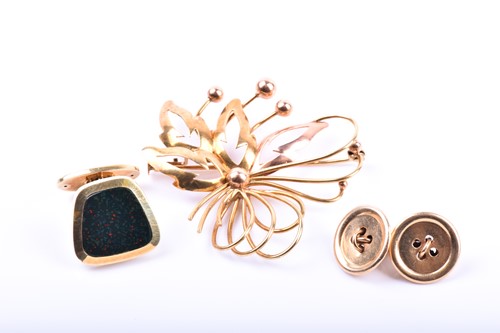 Lot 638 - A yellow metal stylised brooch, marked 585,...