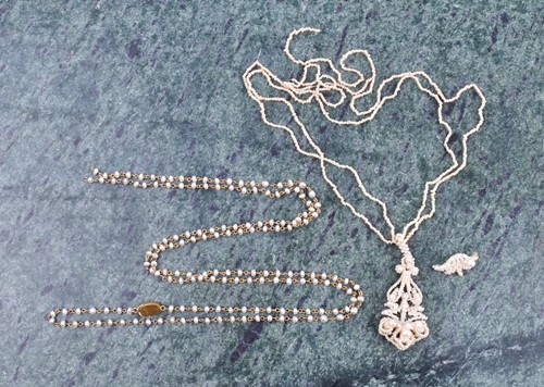 Lot 658 - A yellow metal and seed pearl necklace,...