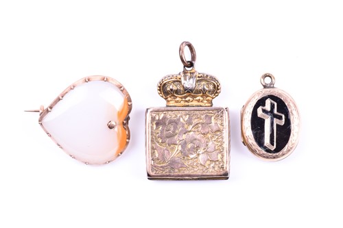 Lot 668 - A yellow metal mounted agate brooch, of...