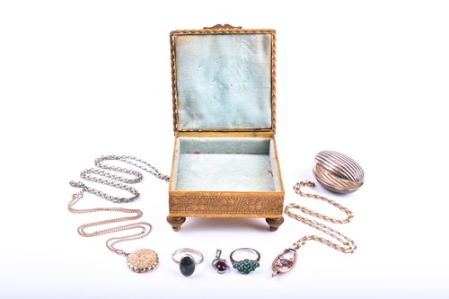 Lot 677 - A late 19th / early 20th century 9ct yellow...