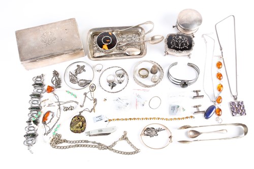 Lot 566 - An Art Nouveau silver tray, together with a...