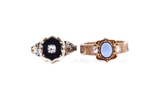 Lot 695 - A Victorian yellow gold and enamel mourning...