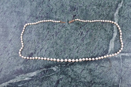 Lot 722 - A graduated cultured pearl necklace, the white...
