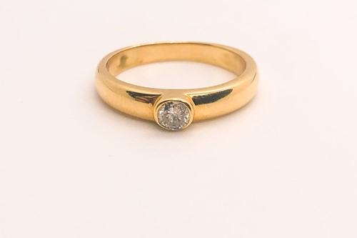 Lot 745 - An 18ct yellow gold and diamond ring,...
