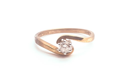 Lot 749 - A 9ct yellow gold and solitaire diamond...