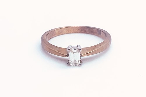 Lot 750 - A yellow metal and diamond ring, set with an...