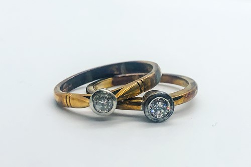 Lot 751 - A 9ct yellow gold and solitaire ring, the...