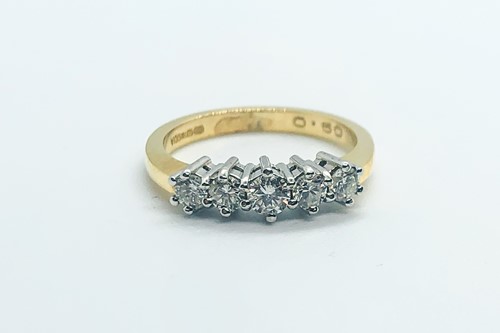 Lot 752 - An 18ct yellow gold and diamond ring, set with...
