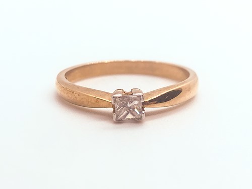 Lot 753 - An 18ct yellow gold ring, set with a single...