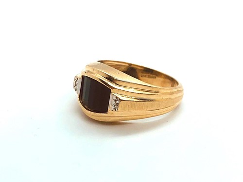 Lot 759 - A 14ct yellow gold and black onyx signet ring,...