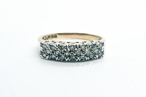 Lot 763 - A 9ct yellow gold and diamond ring, grain-set...