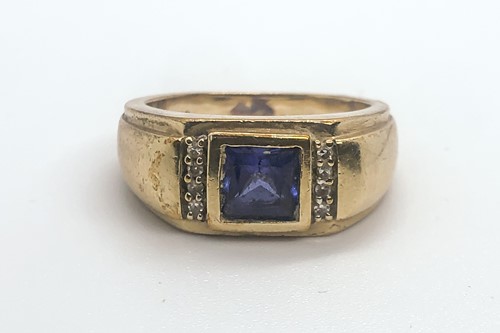 Lot 778 - A 9ct yellow gold and tanzanite ring, the...