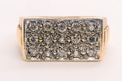 Lot 784 - A 9ct yellow gold and CZ gents ring, the...