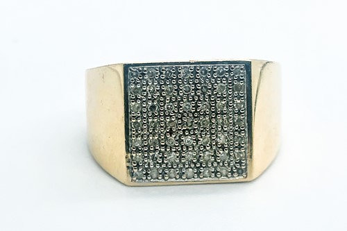 Lot 786 - A 9ct yellow gold and diamond gents ring, set...