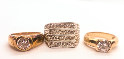 Lot 789 - A group of jewellery items, to include a...