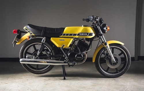 Lot 2 - A 1980 Yamaha RD200 200cc yellow motorcycle,...