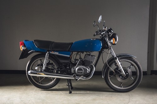 Lot 5 - A 1980 Suzuki GT200 196cc blue motorcycle,...