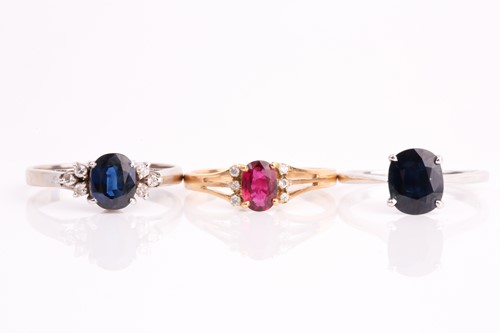 Lot 217 - A white metal and single stone sapphire ring,...
