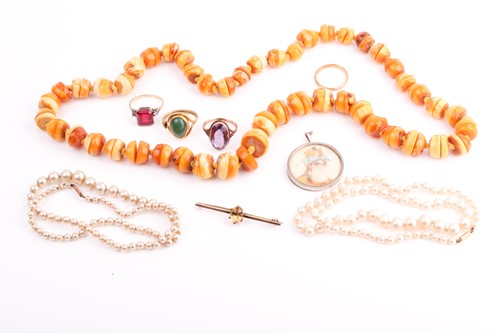 Lot 141 - A yellow metal and citrine bar brooch,...