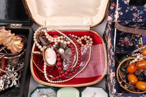 Lot 123 - A box of various costume jewellery items, to...