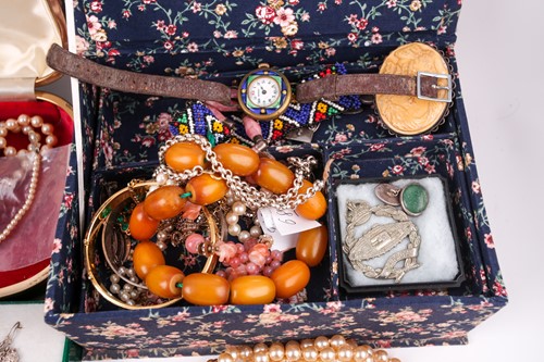 Lot 123 - A box of various costume jewellery items, to...