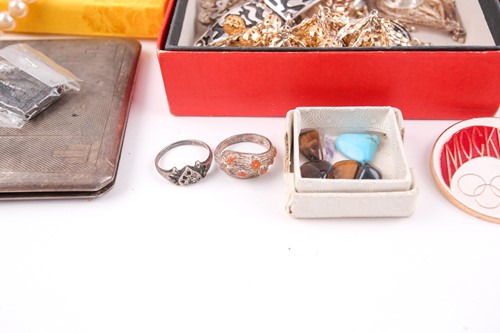 Lot 123 - A box of various costume jewellery items, to...