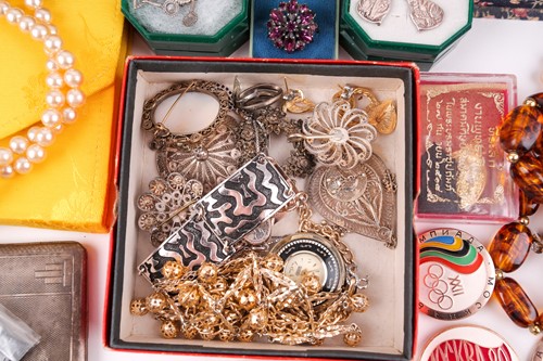 Lot 123 - A box of various costume jewellery items, to...