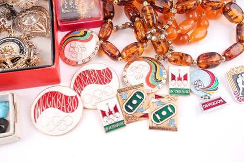 Lot 123 - A box of various costume jewellery items, to...