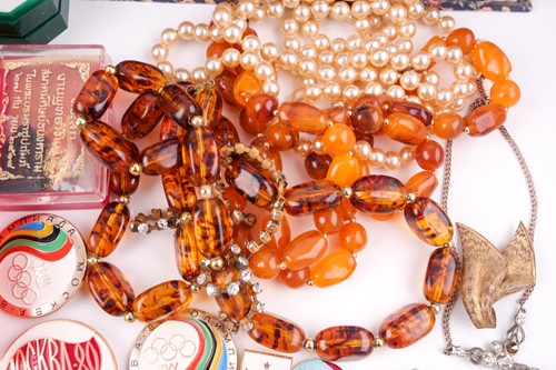 Lot 123 - A box of various costume jewellery items, to...