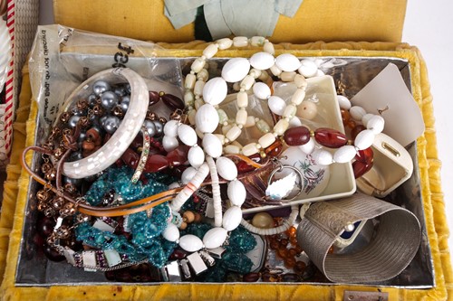 Lot 123 - A box of various costume jewellery items, to...