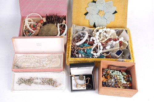 Lot 123 - A box of various costume jewellery items, to...