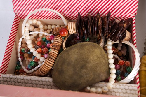 Lot 123 - A box of various costume jewellery items, to...