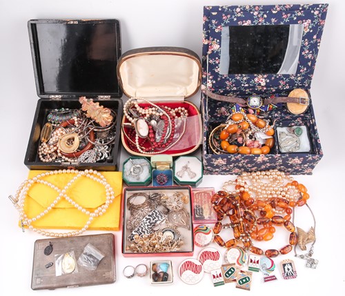Lot 123 - A box of various costume jewellery items, to...