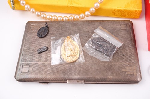 Lot 123 - A box of various costume jewellery items, to...