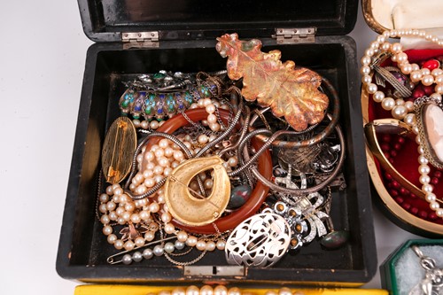 Lot 123 - A box of various costume jewellery items, to...