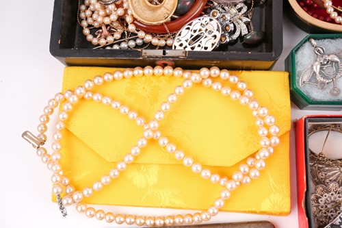 Lot 123 - A box of various costume jewellery items, to...
