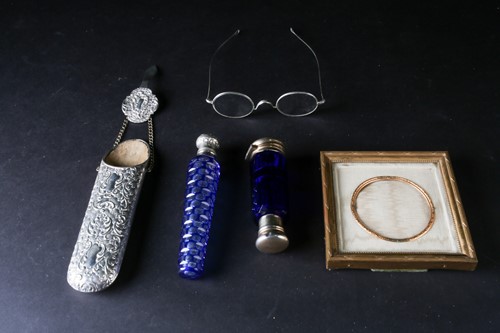 Lot 528 - A Victorian silver mounted scent with...