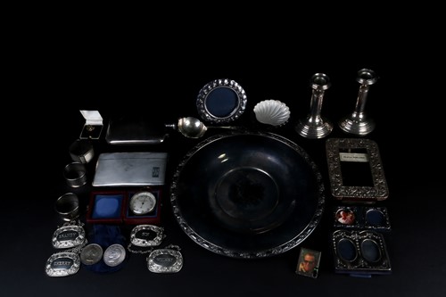 Lot 555 - A mixed group of silver items comprising a hip...
