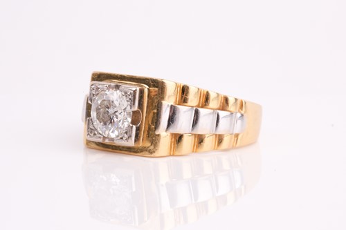 Lot 136 - A gentleman's single stone diamond ring, the...