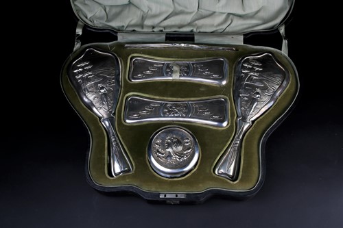 Lot 553 - An Edwardian silver dressing table set, Levi &...