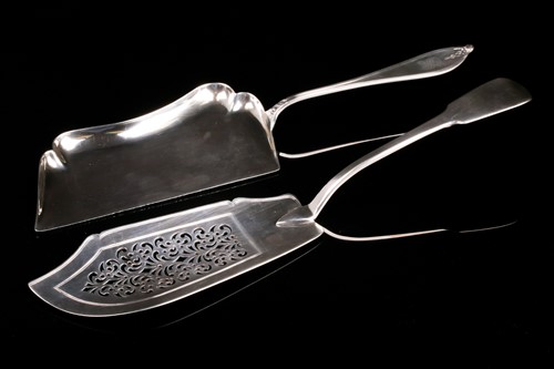 Lot 552 - A George IV silver fiddle pattern fish slice,...