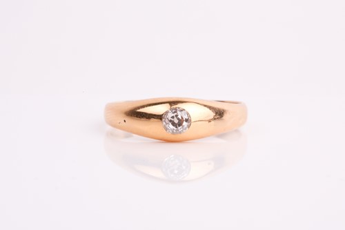 Lot 156 - An 18ct yellow gold and diamond ring, set with...