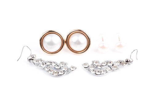 Lot 260 - A pair of yellow metal and mabe pearl earrings,...