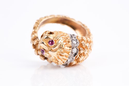 Lot 145 - An unusual Greek 18ct yellow gold lion-headed...