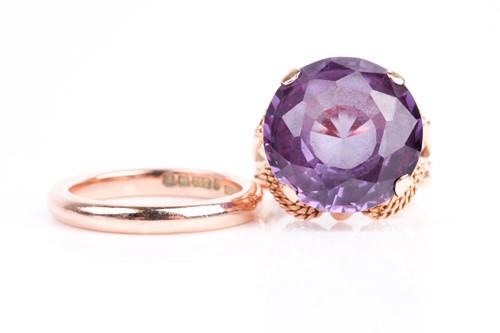 Lot 50 - A yellow metal and synthetic corundum ring,...